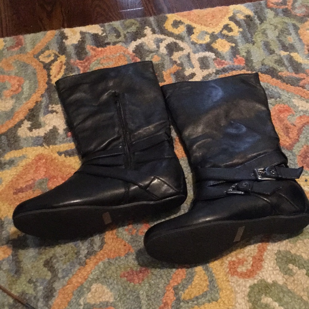 Calf high black boots with side zipper